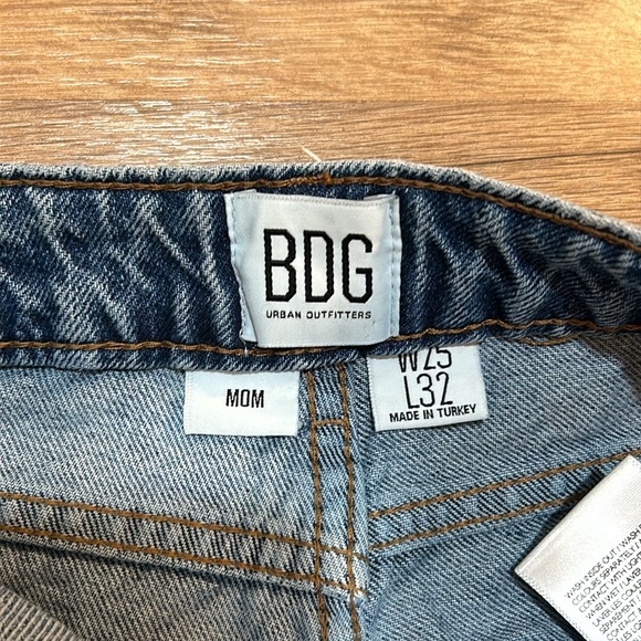 BDG WOMENS HIGH RISE PINTUCK MOM JEANS BLUE SIZE W25 L32 - Picture 9 of 10